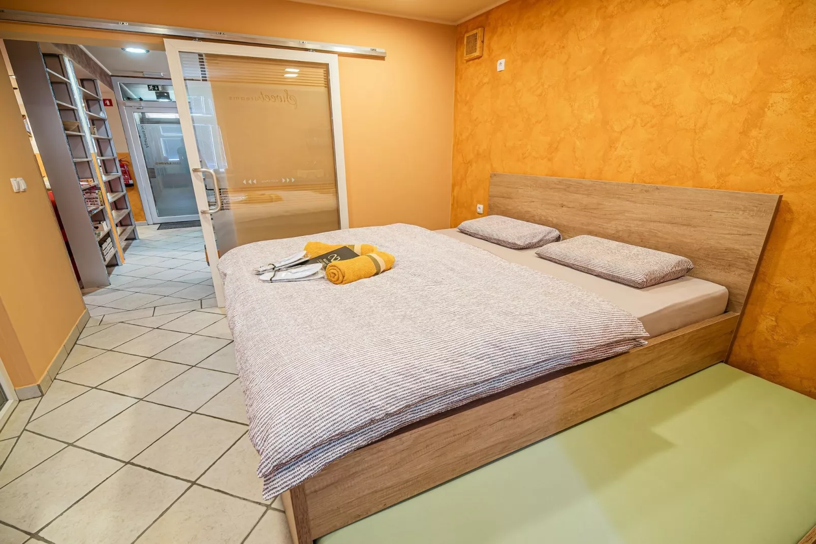 Elegant and Stylish Retreat Apartments with Terrace - Two Bedroom Apartment with Terrace-Chambre