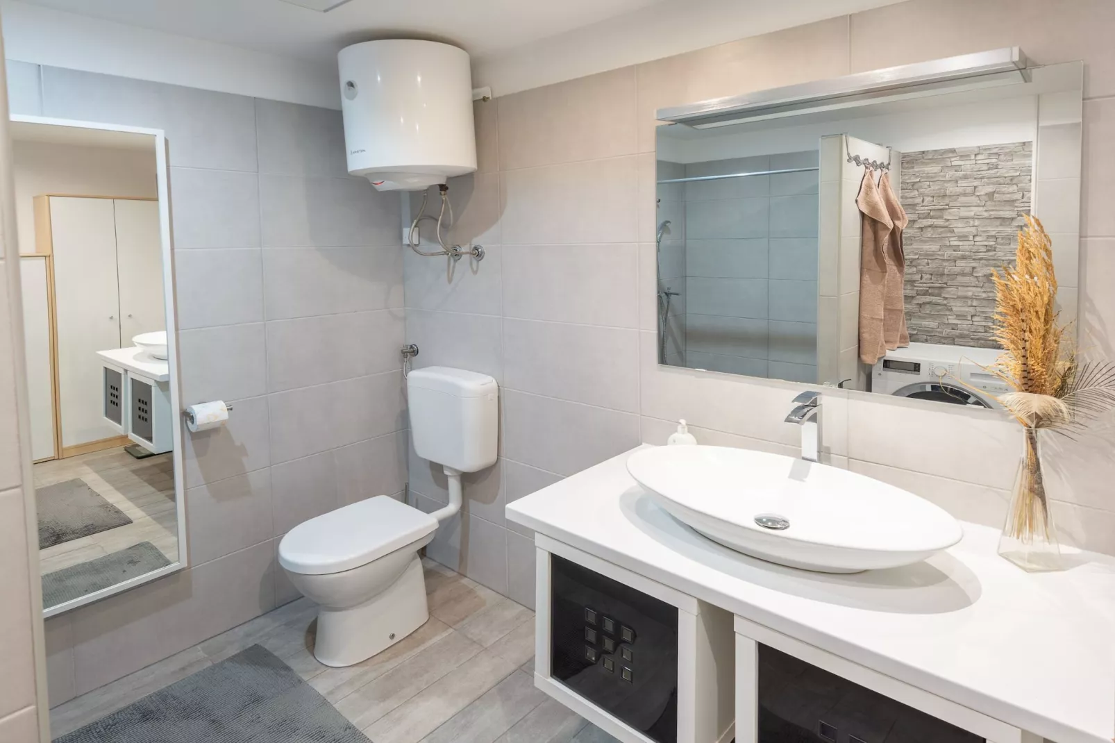 Family-Friendly Serene Retreat Holiday Home - Four Bedroom Holiday Home  with Terrace-Salle de bain