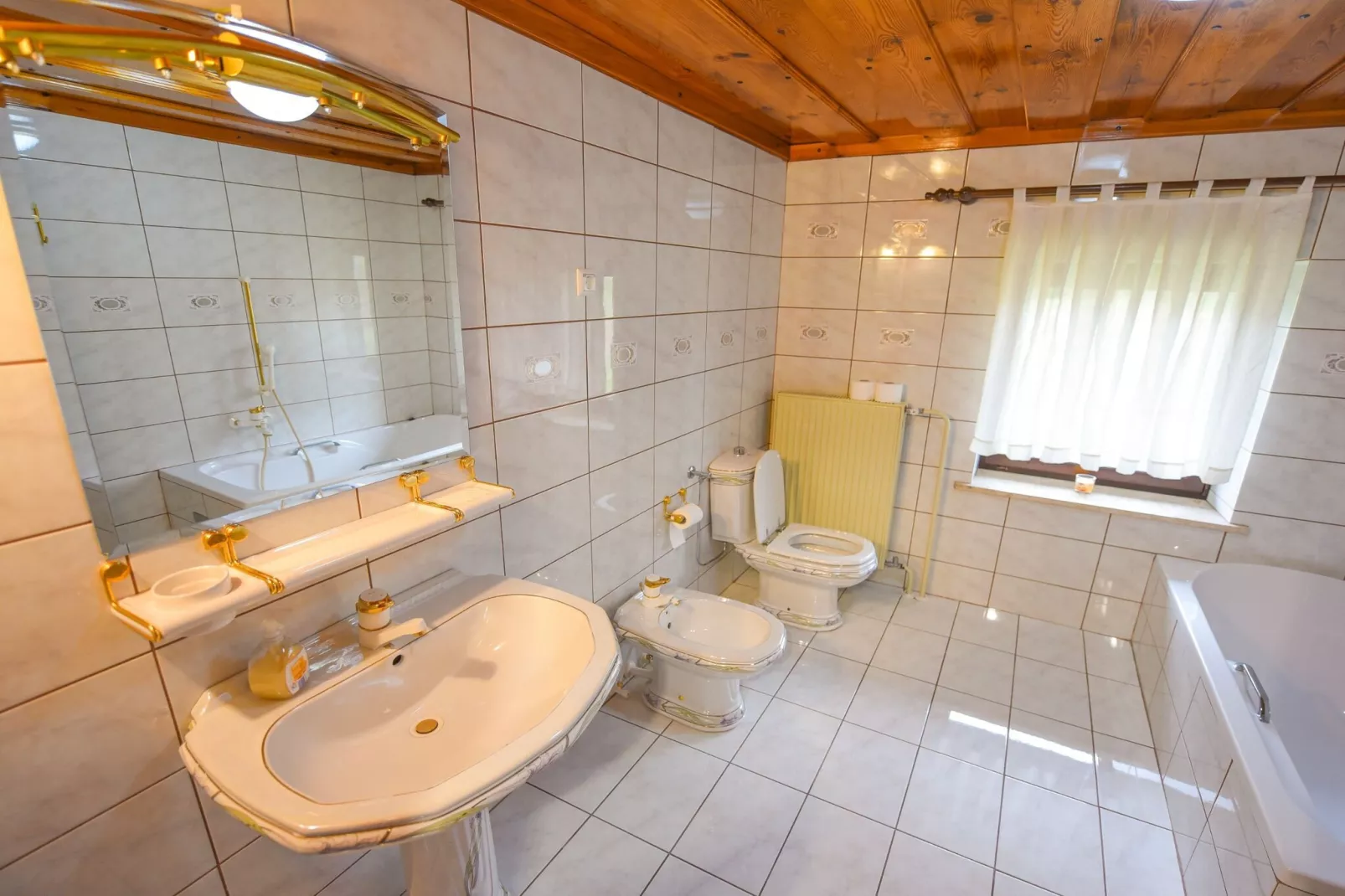 Cozy Luxe Holiday Home with Natural Thermal Bath - Seven Bedroom Holiday Home-Salle de bain