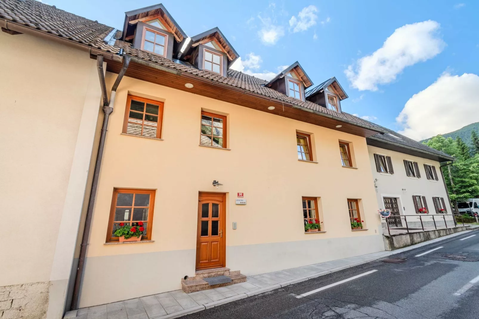 Log pod Mangartom Amazing Apartment with Balcony - One Bedroom Apartment with Balcony-Im Freien