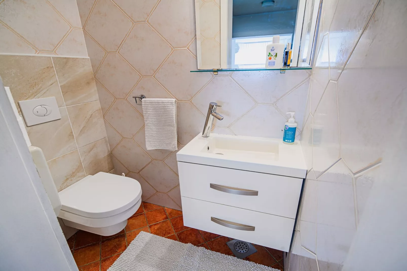 Stunning Rural Holiday Home with Garden and BBQ -  Four Bedroom Holiday Home-Bathroom