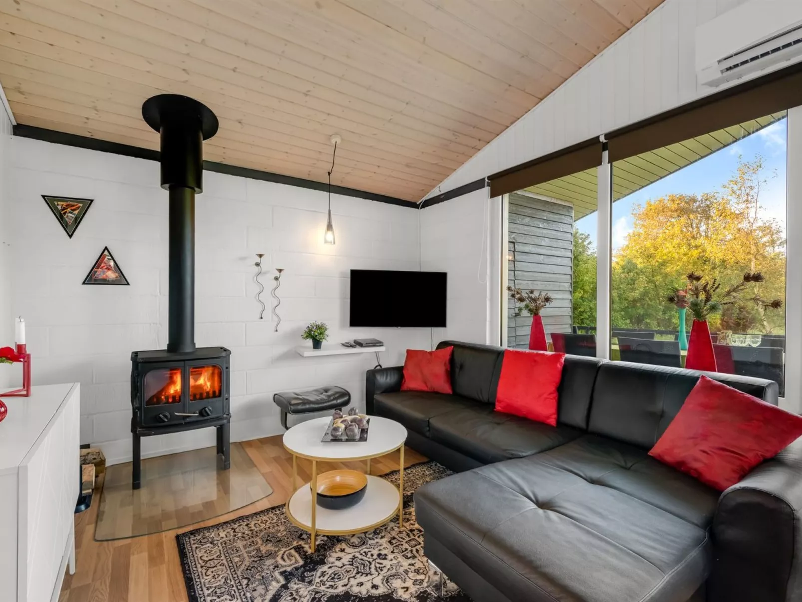 "Sjarlotte" - 400m to the fjord-Inside