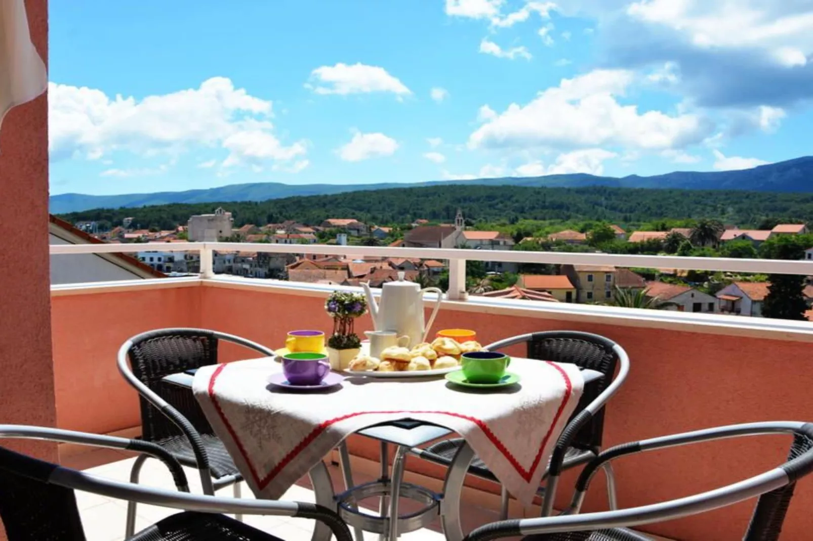 One Bedroom Apartment with Balcony and Sea View 2-Terrasse/Balkon