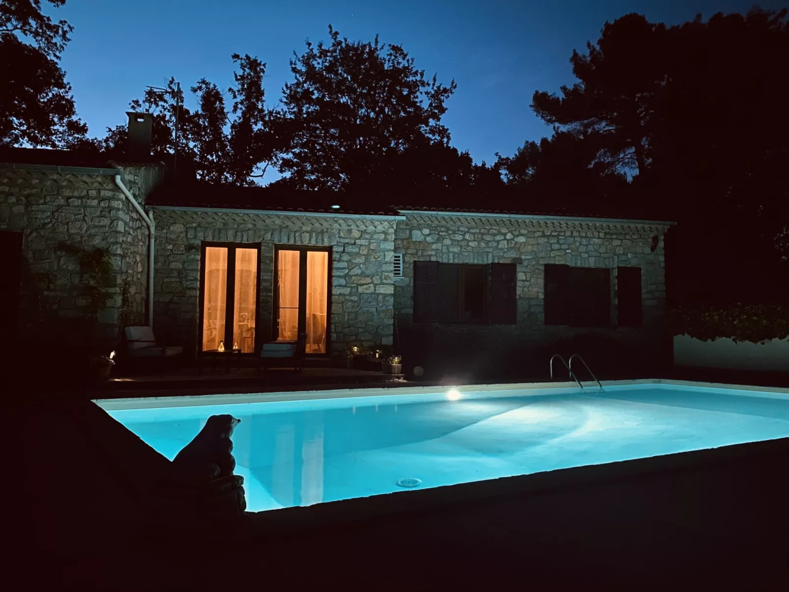 Les Pierres Fleuries-Outside