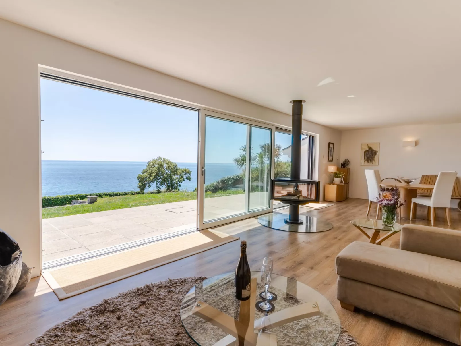 Avalon Sea Views-Dedans