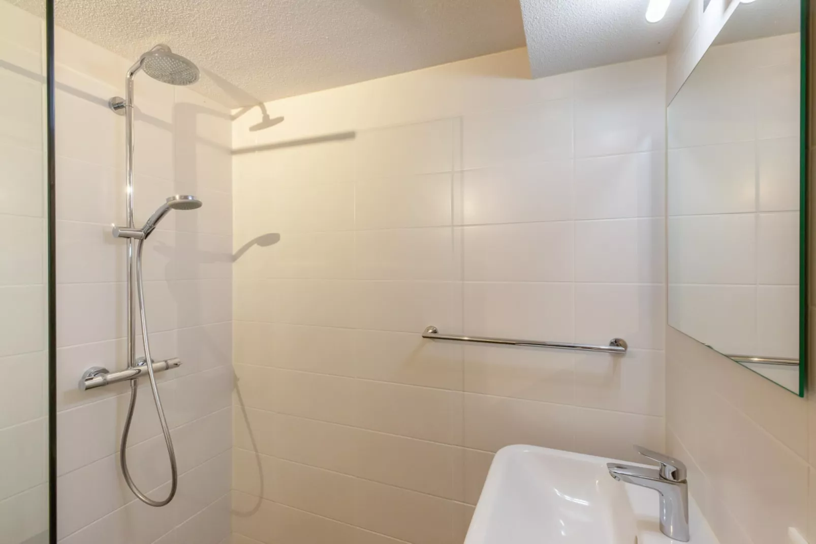 Zonnedorp 23 Zeeland Huis Renesse: Luxury Beach Holiday | Close to North Sea-Salle de bain