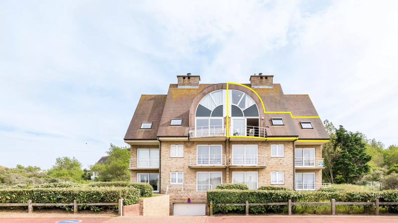 LaRoyale-Exterior in summer