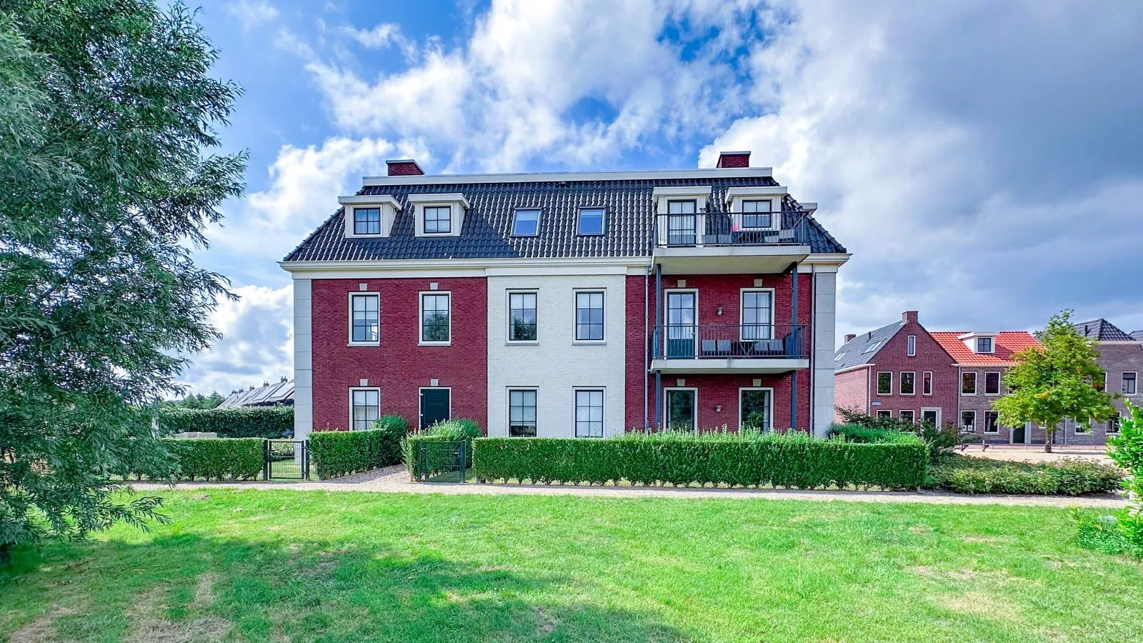 Sauna Zee 27H-Exterior in summer