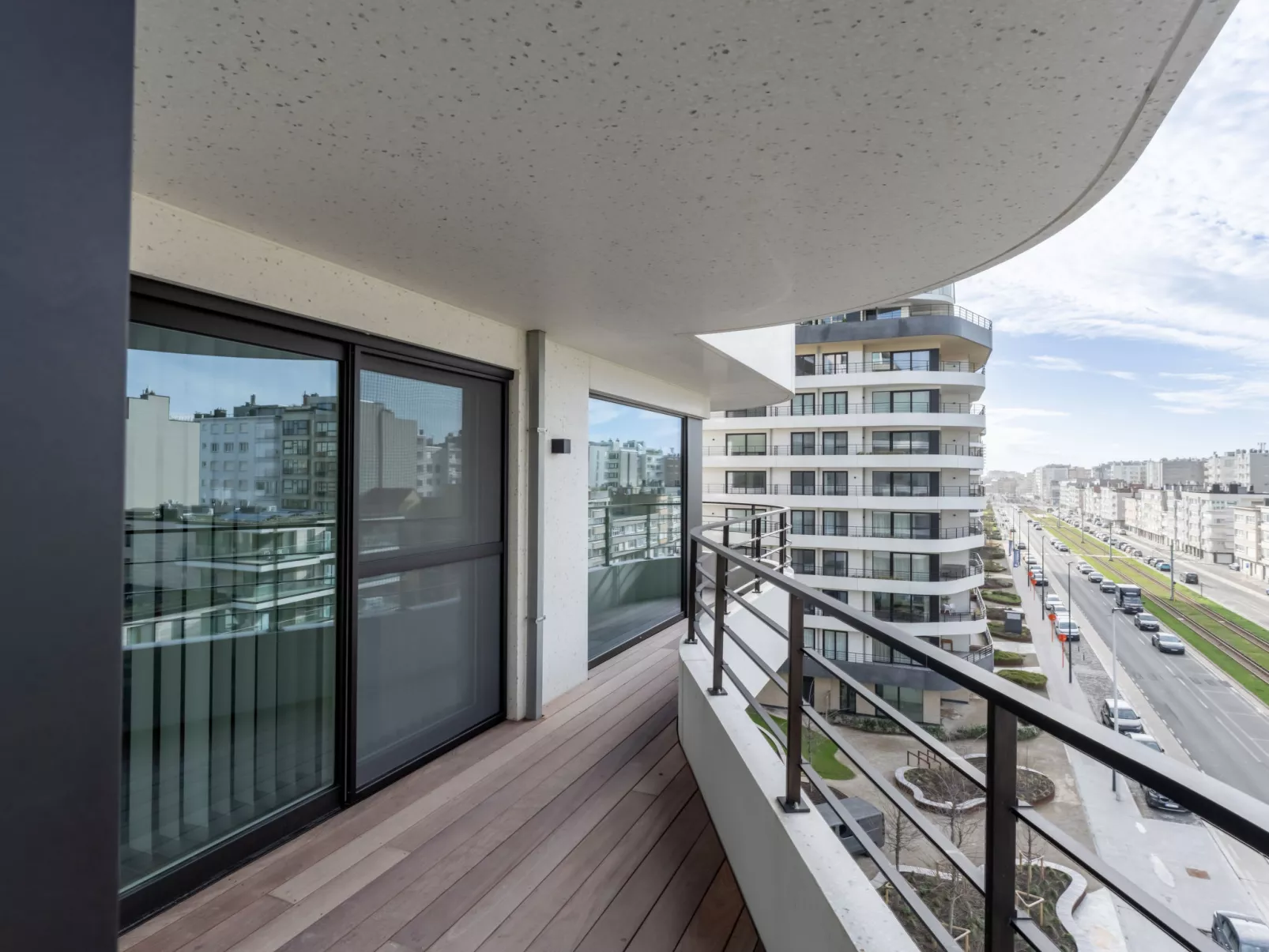 The Waves with parking-Dehors