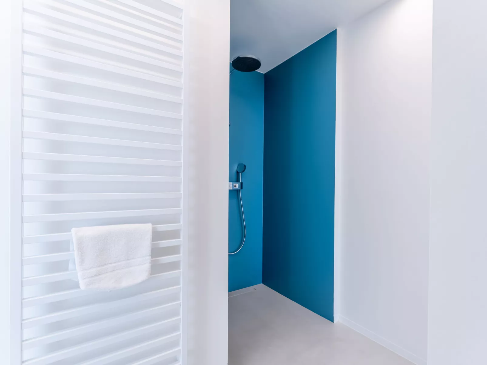 Marie Antoinette close by the sea-Inside