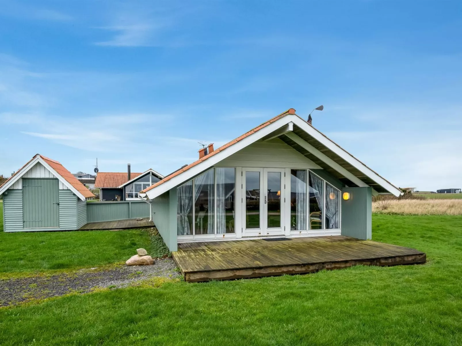 "Lonne" - 750m to the fjord-Outside