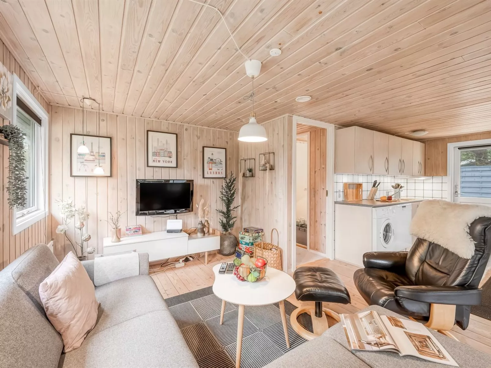 "Toimi" - 500m to the fjord-Inside