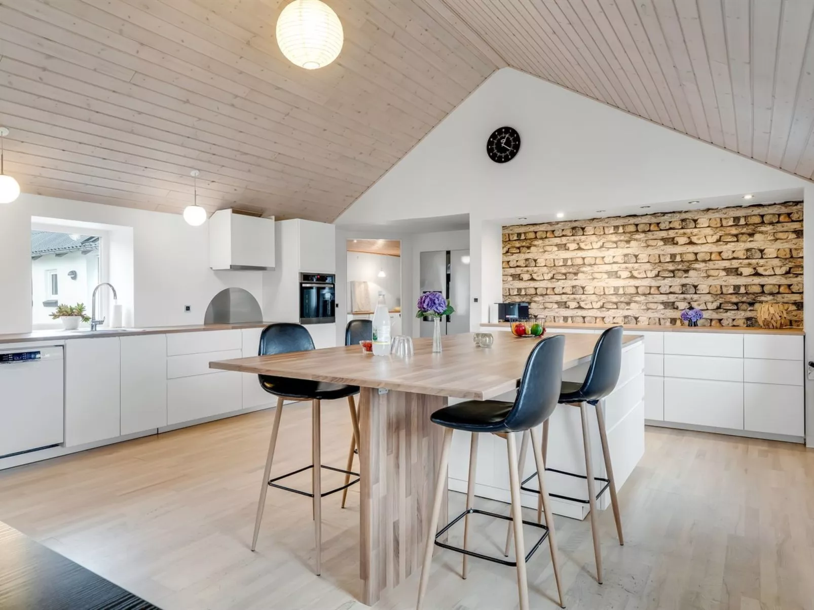 "Folkar" - 3km to the fjord-Inside