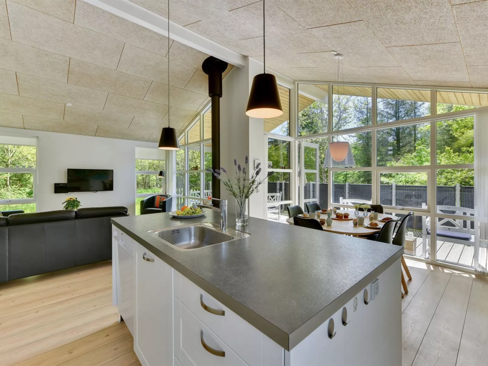 "Elena" - 800m to the fjord-Inside