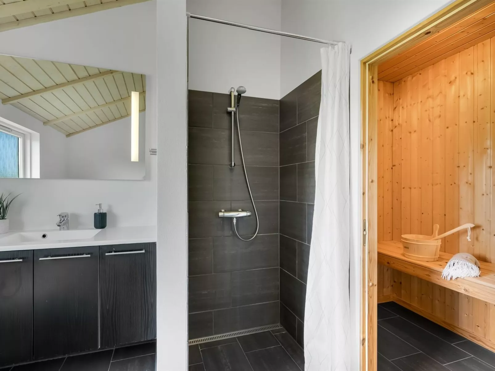 "Frejdis" - 1.1km from the sea-Inside