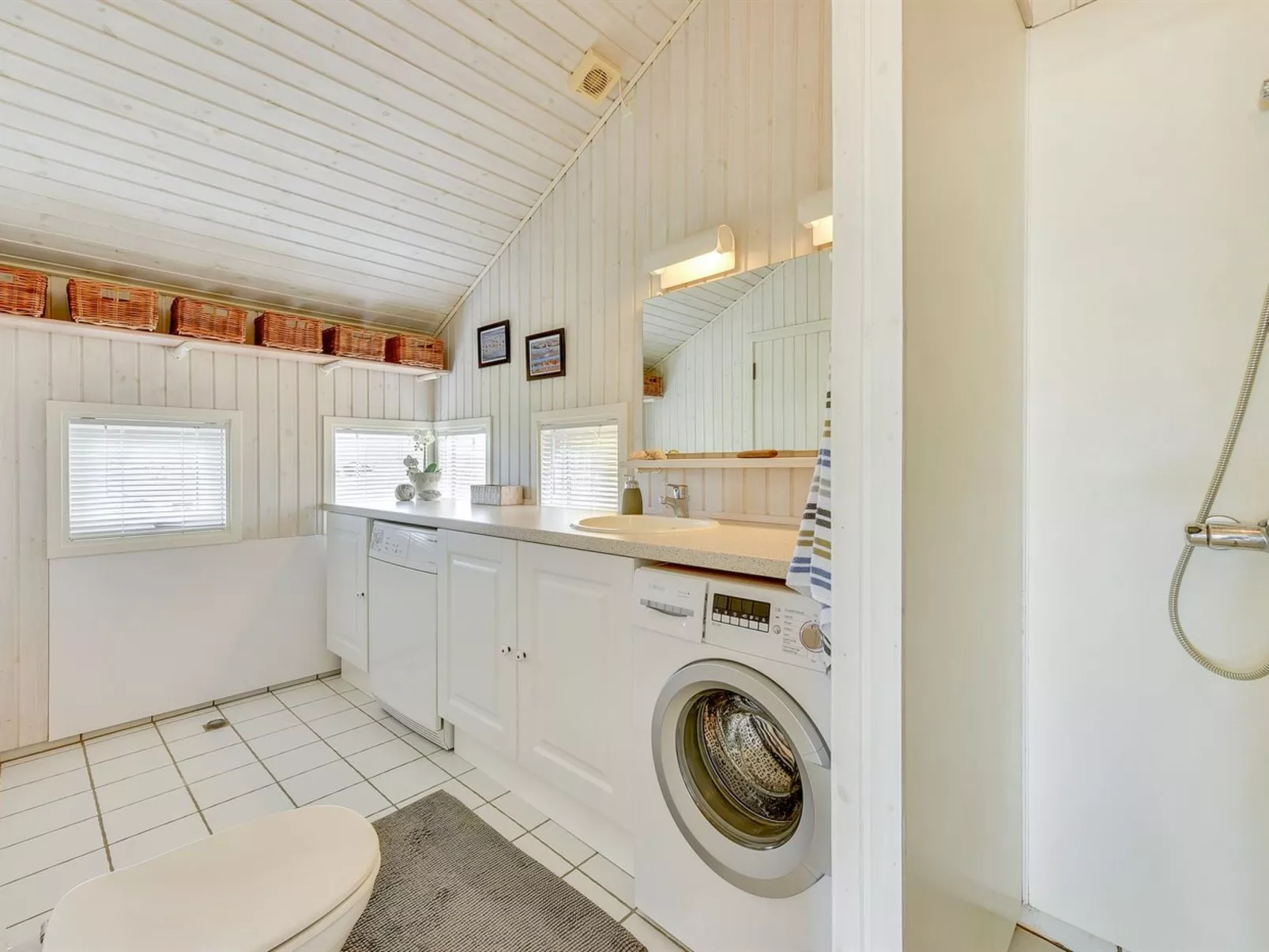 "Thrond" - 200m from the sea-Drinnen