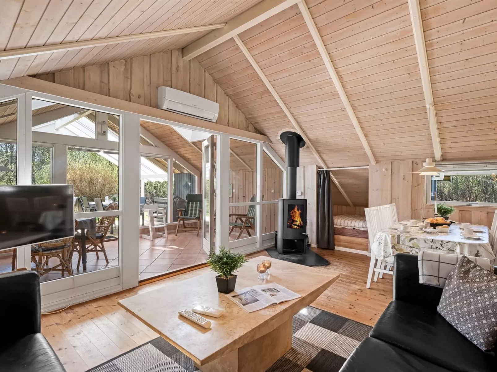 "Snefrid" - 12km from the sea-Inside