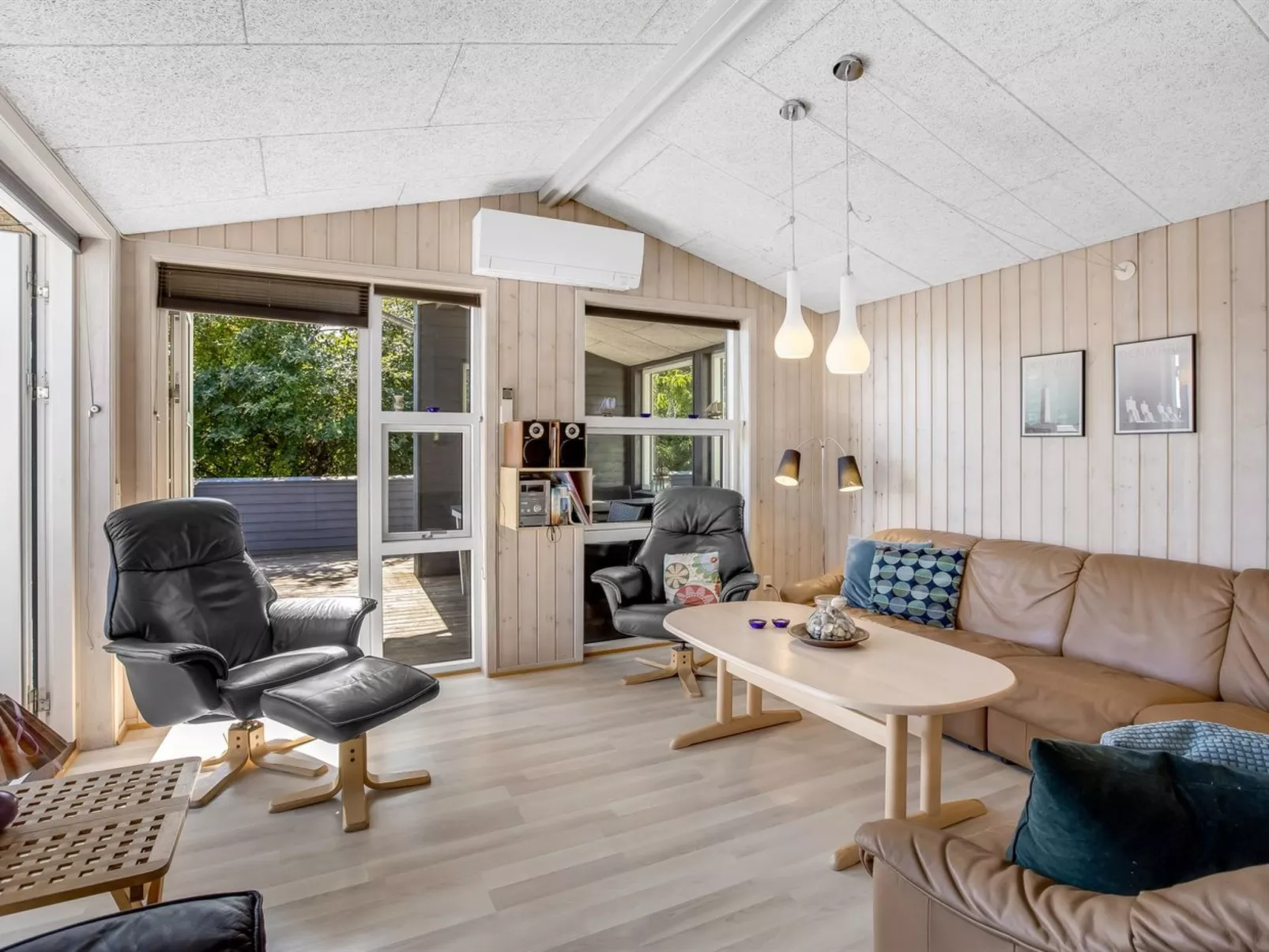 "Omar" - 1.0km from the sea-Inside