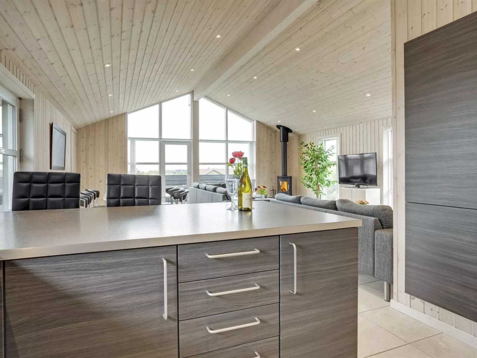 "Mavis" - 800m from the sea-Inside