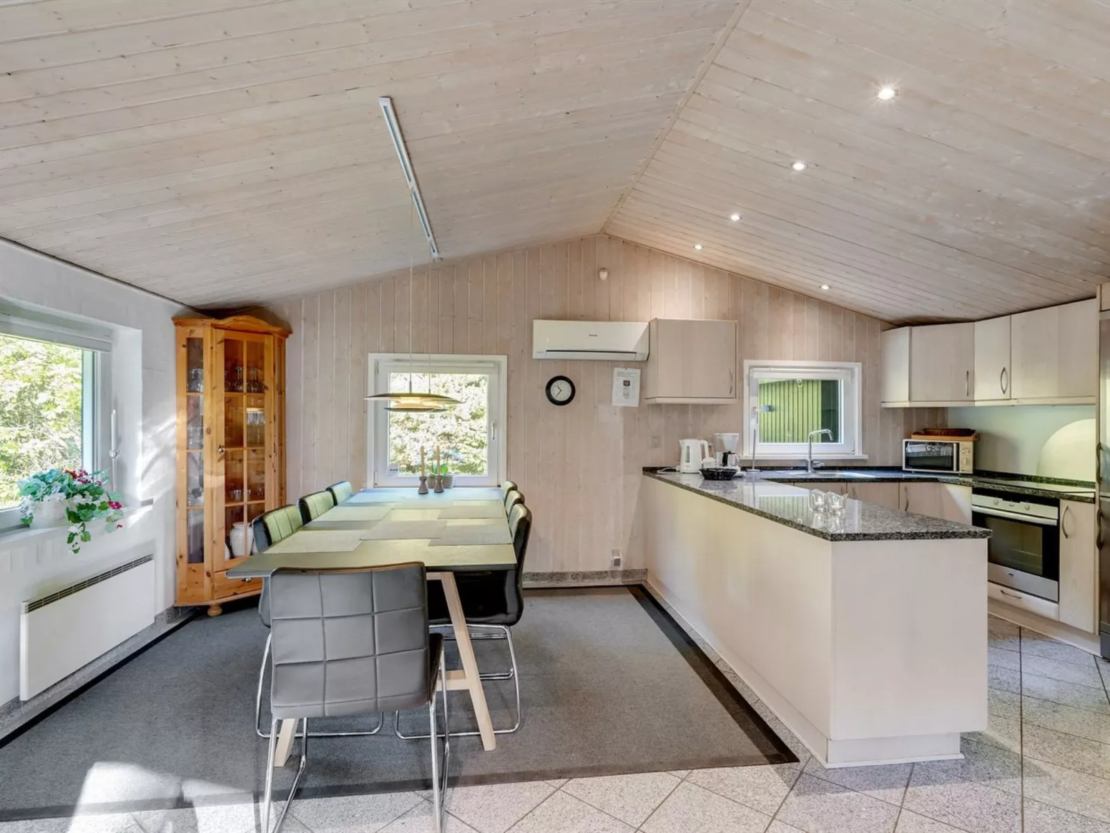 "Jul" - 900m from the sea-Dedans