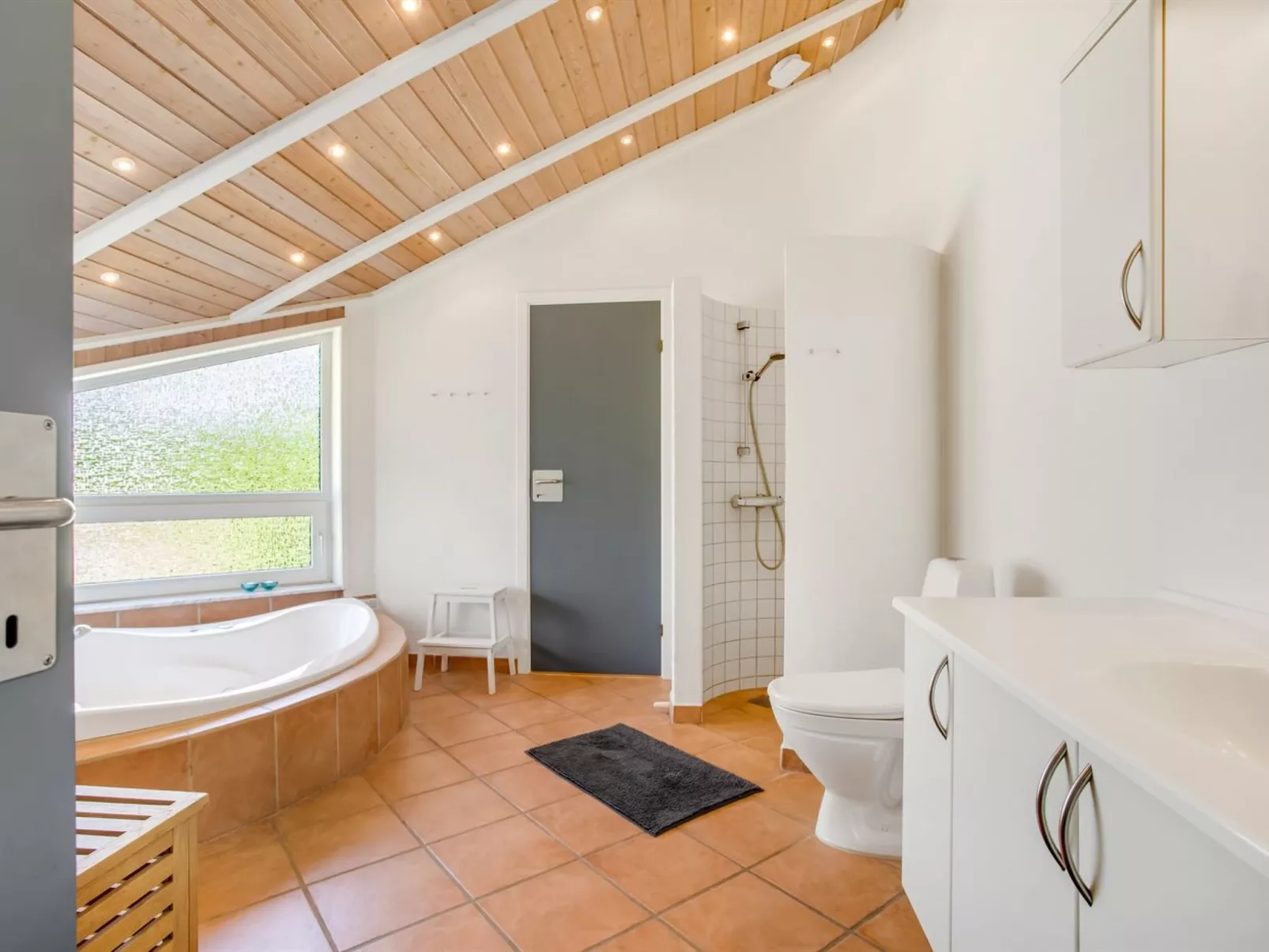 "Winder" - 1.3km from the sea-Inside