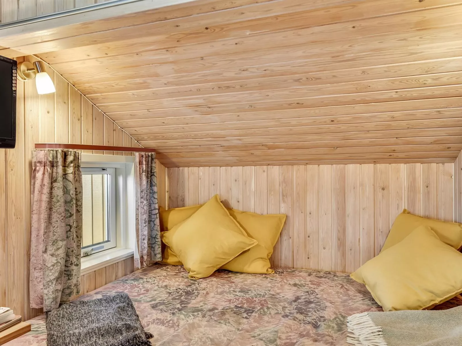 "Hjalmar" - 400m from the sea-Inside