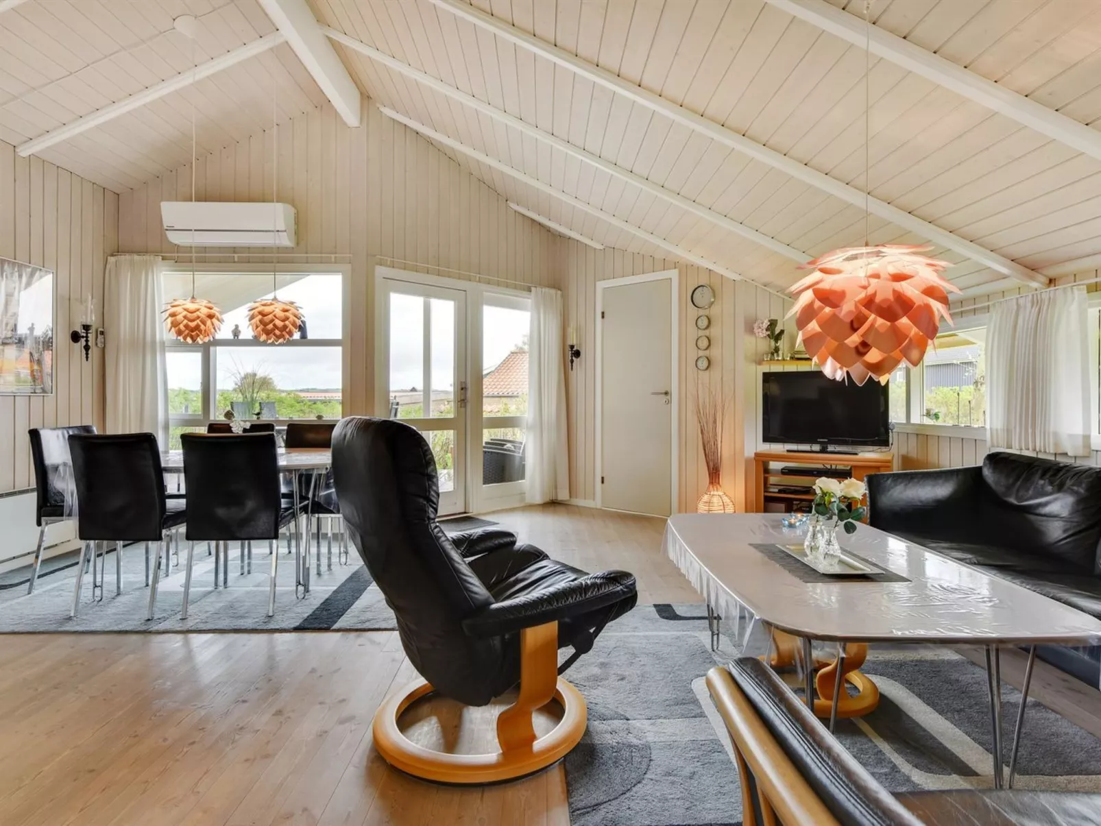 "Hwiting" - 200m from the sea-Inside