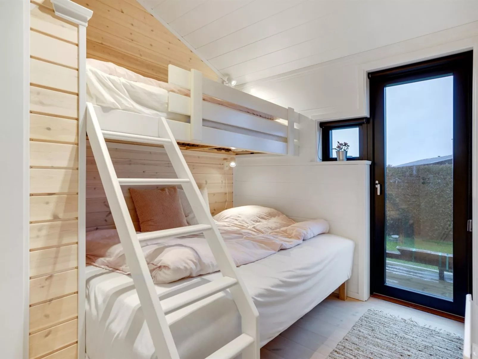 "Kjell" - 100m from the sea-Drinnen