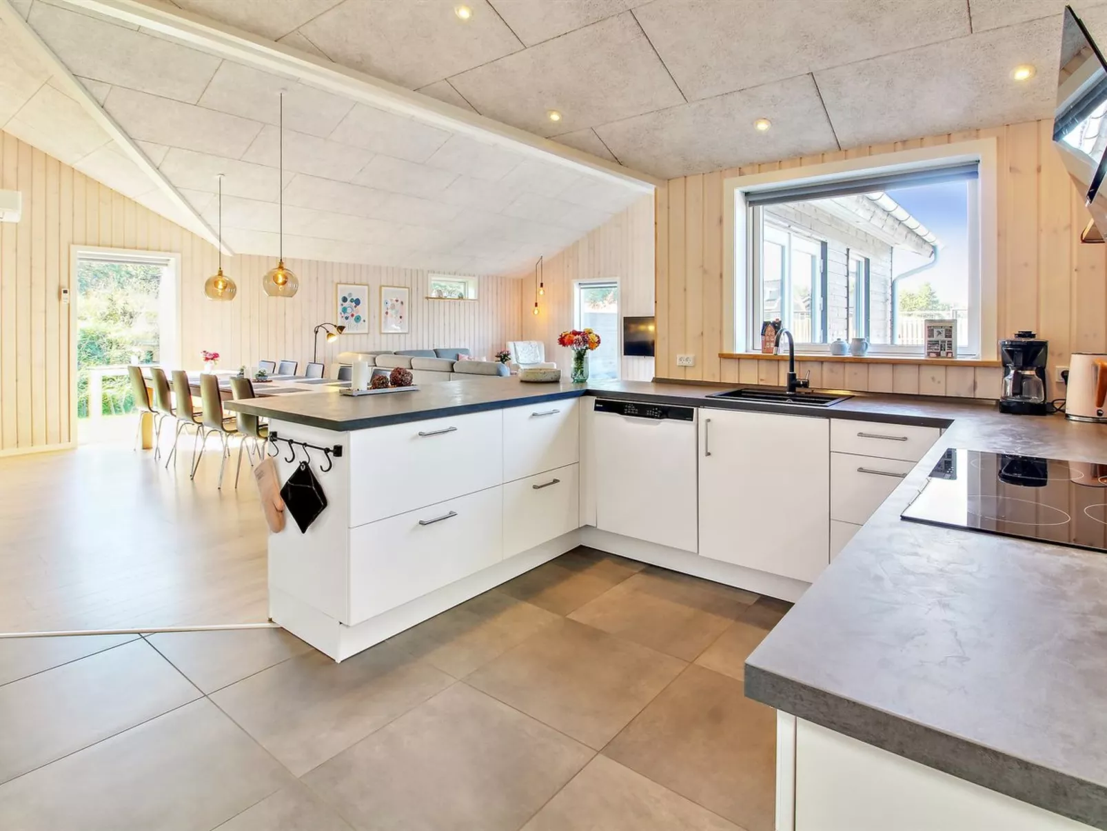 "Anuk" - 2.3km from the sea-Drinnen