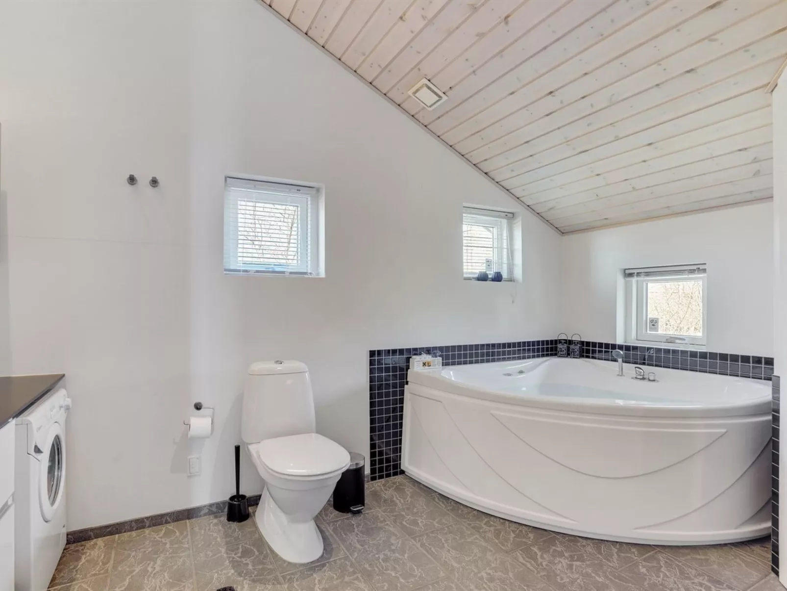 "Dorithea" - 3.5km from the sea-Inside