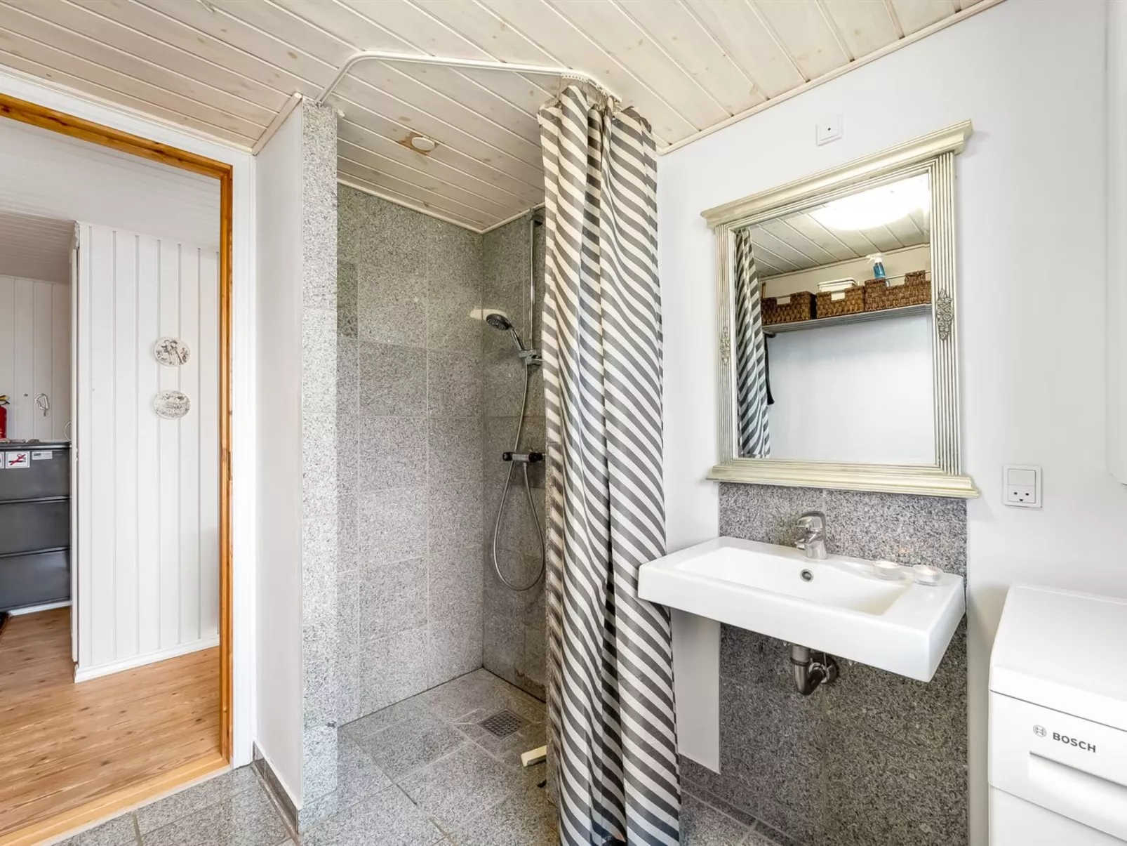 "Heera" - 100m to the fjord-Dedans