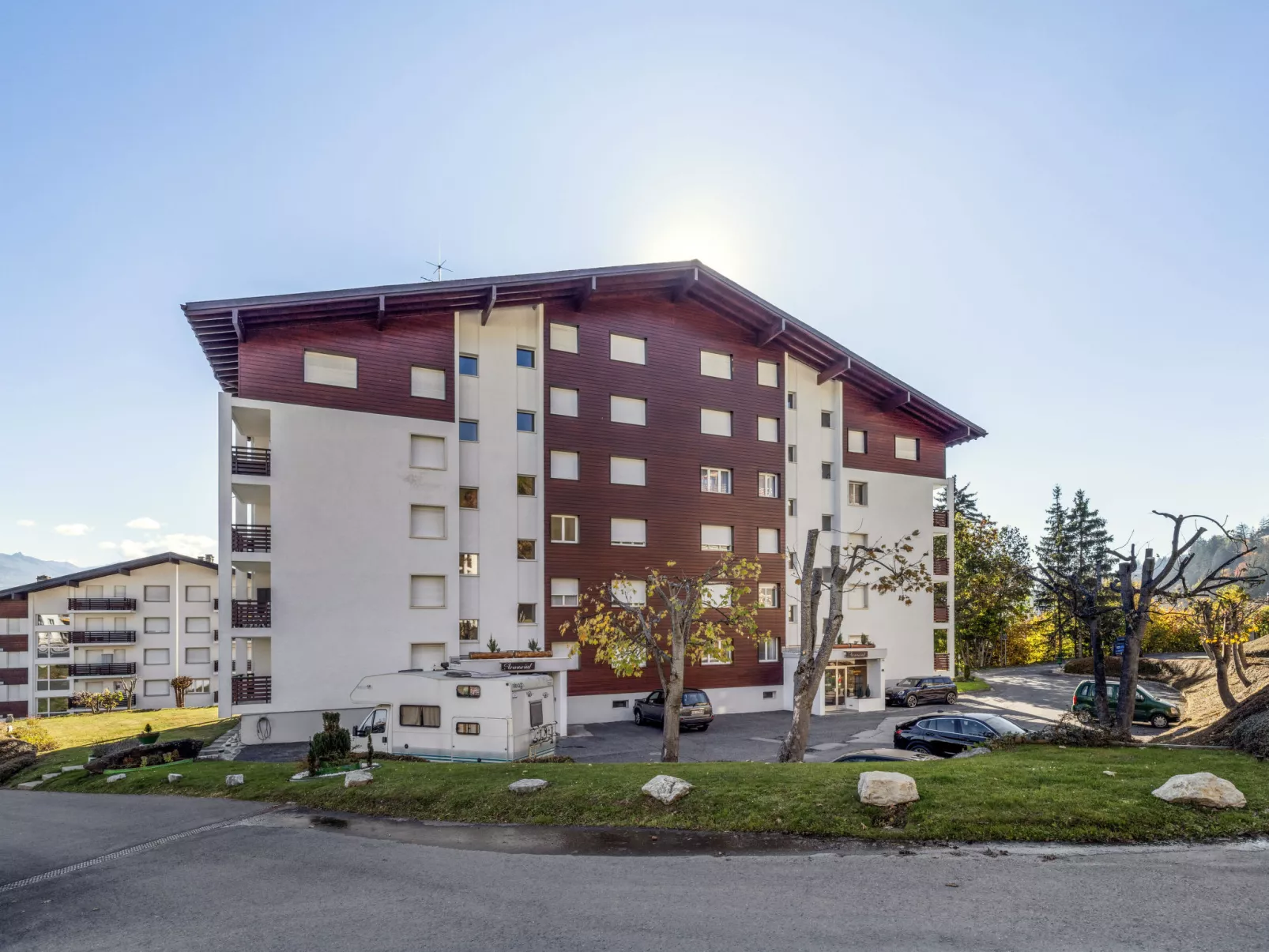 Armorial Est 72-Outside