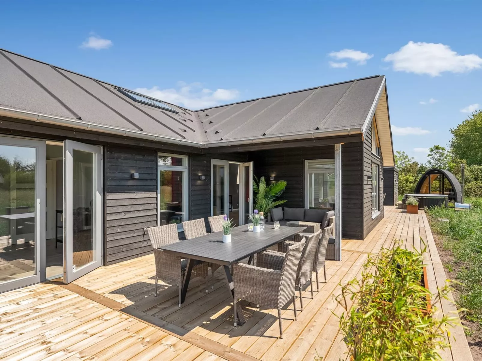 "Måns" - 500m to the fjord-Outside