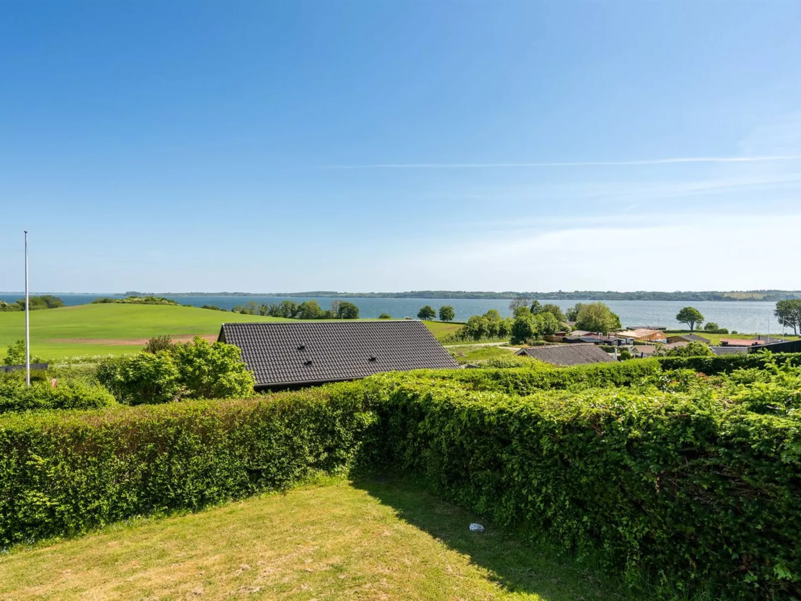 "Axeln" - 300m to the fjord-Outside