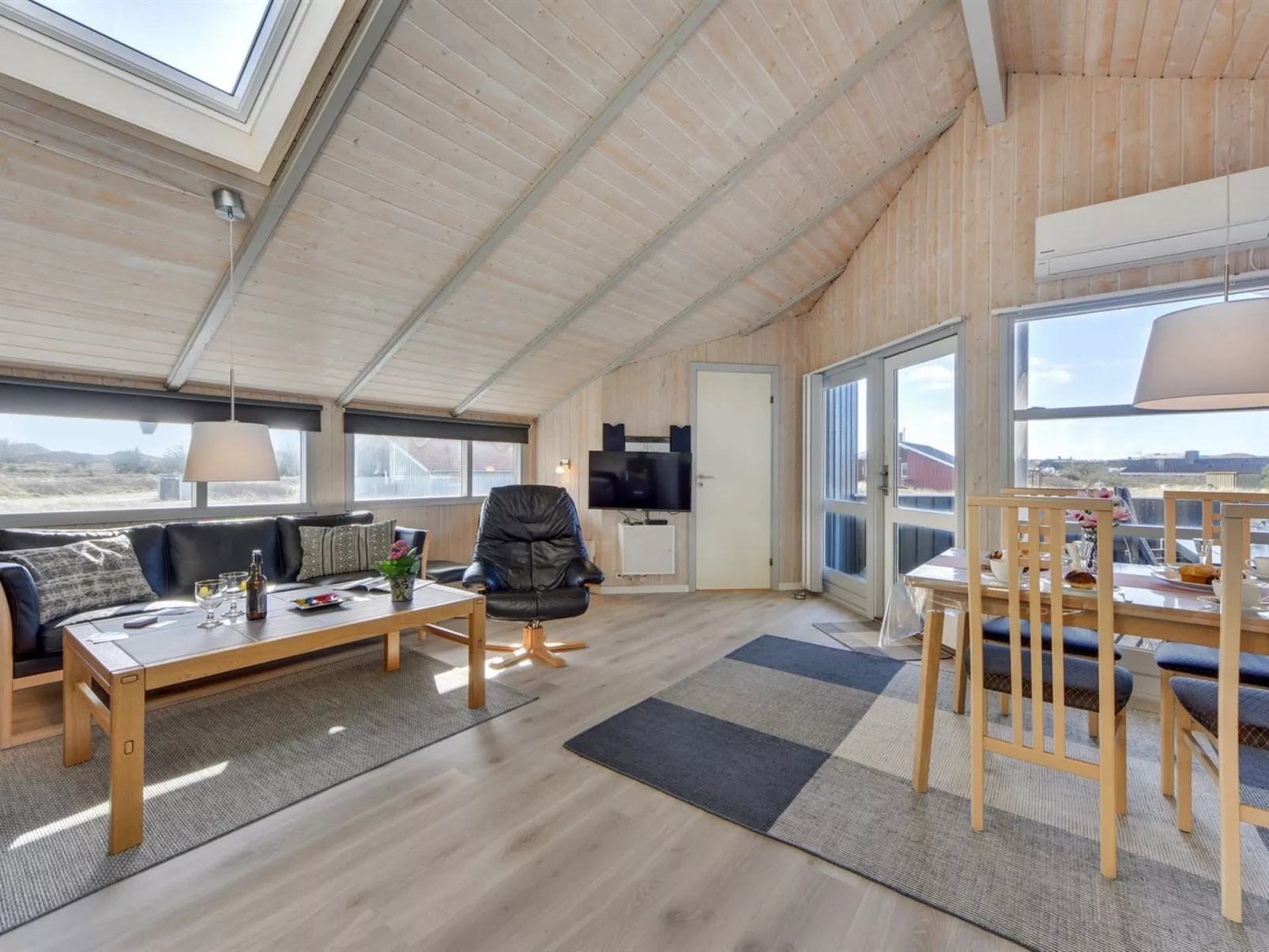 "Durita" - 600m to the fjord-Drinnen