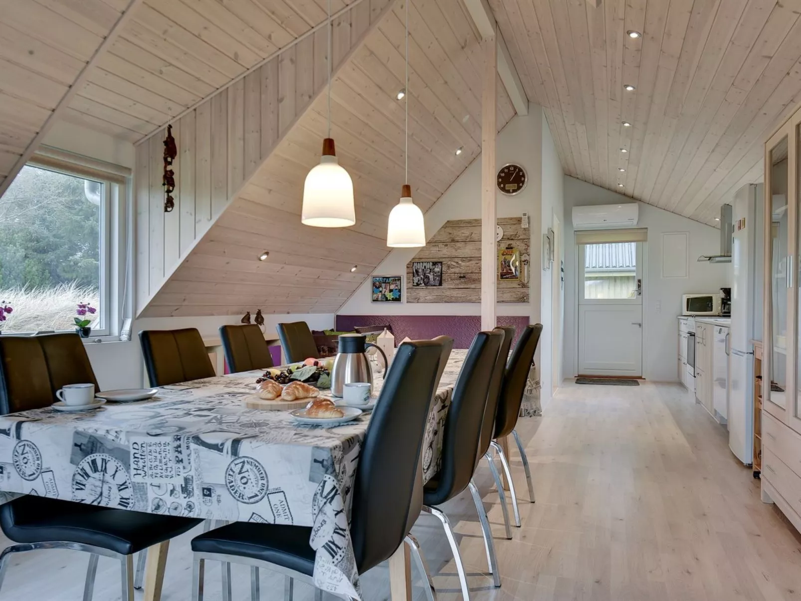 "Hinz" -  from the sea-Drinnen