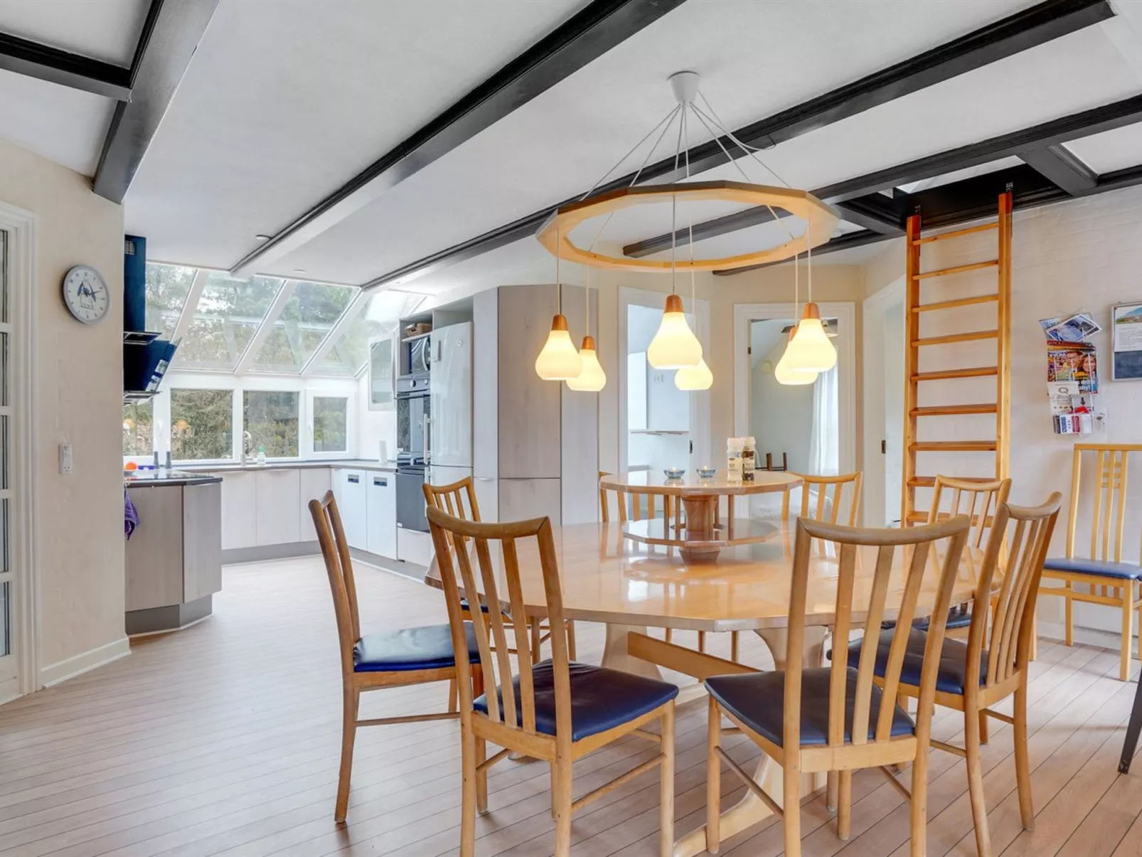 "Swening" - 2.1km from the sea-Drinnen