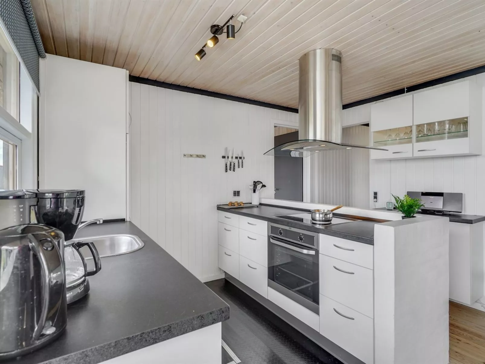 "Anthonette" -  from the sea-Drinnen