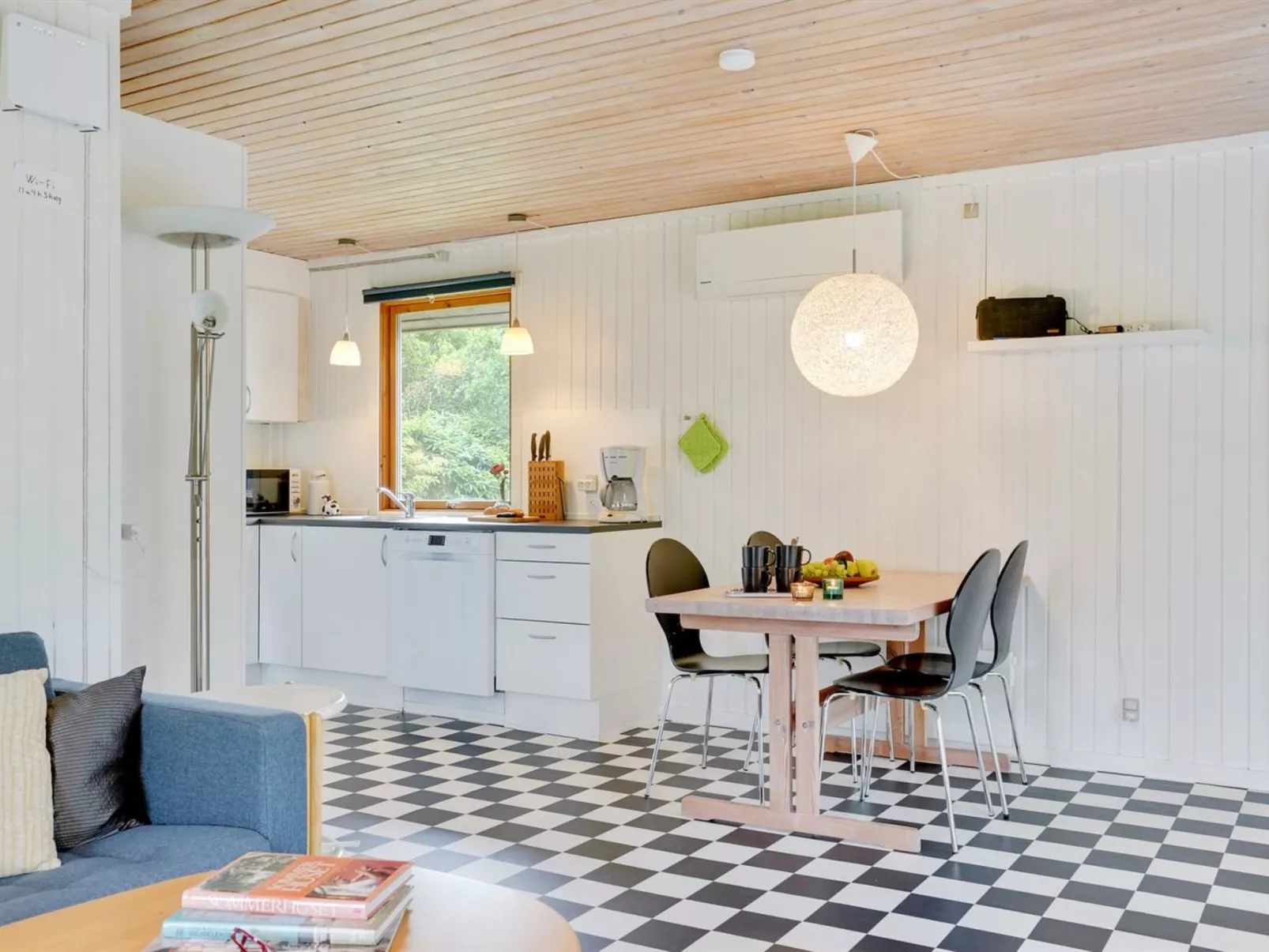 "Soraya" - 700m to the fjord-Inside