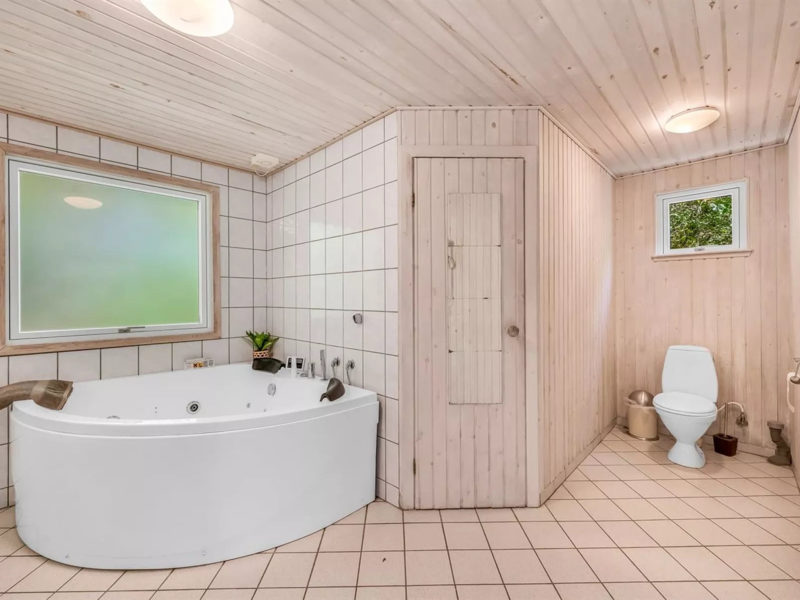 "Yall" - 1km from the sea-Inside