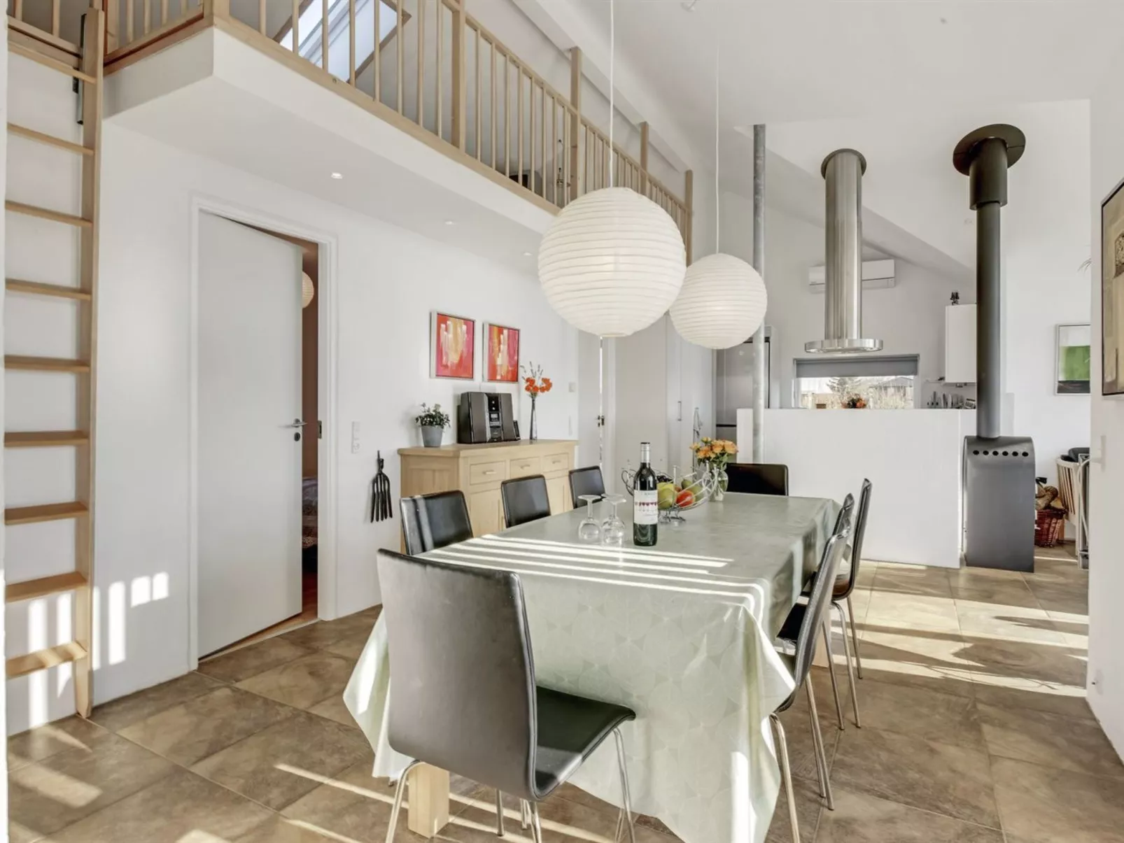 "Donka" - 300m to the fjord-Drinnen