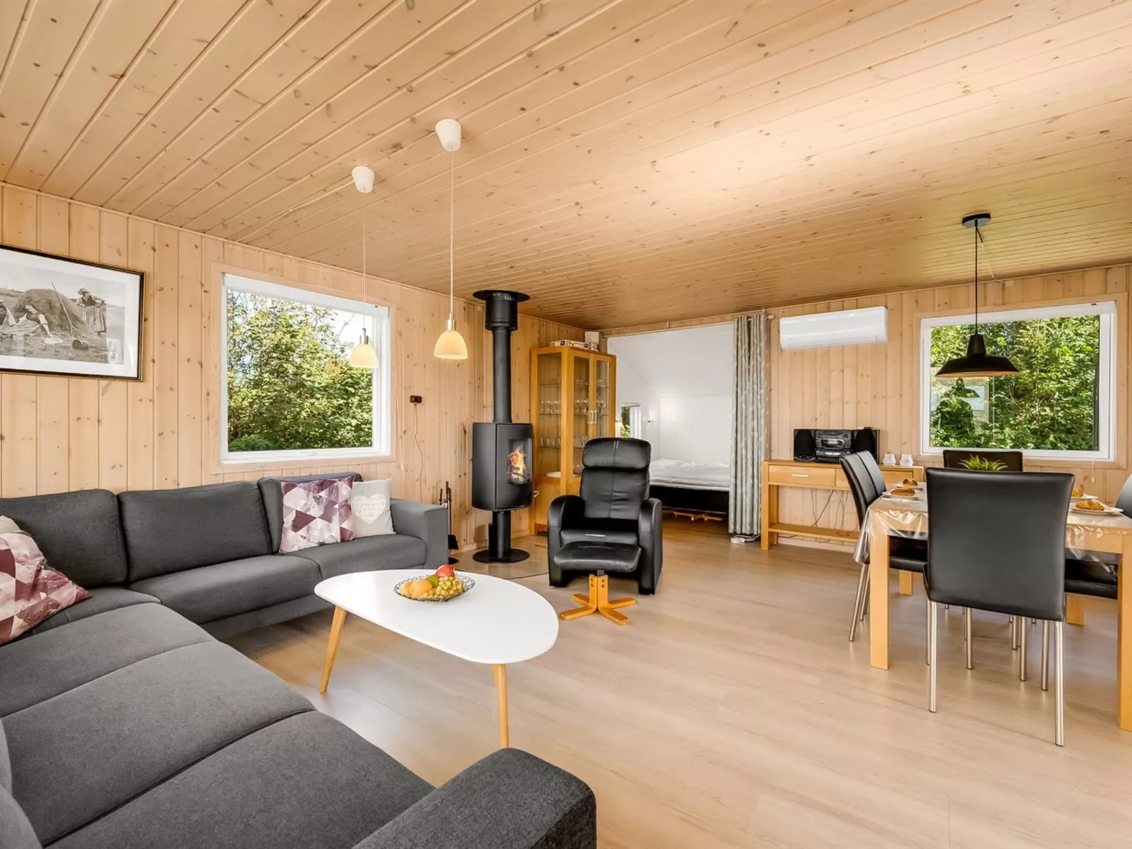 "Brenda" - 300m to the fjord-Inside