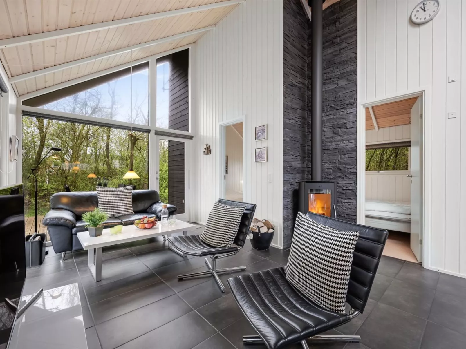 "Ketilbiorn" - 1.2km to the fjord-Inside