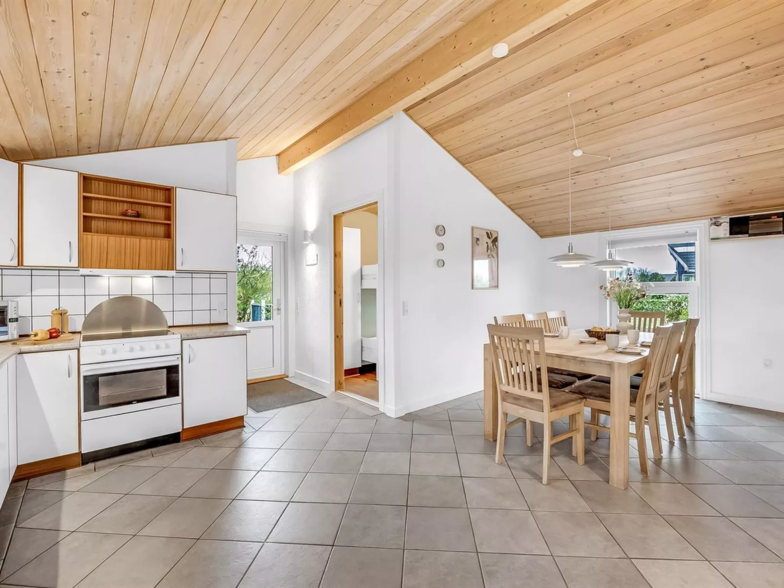 "Ingbritt" - 700m to the fjord-Drinnen