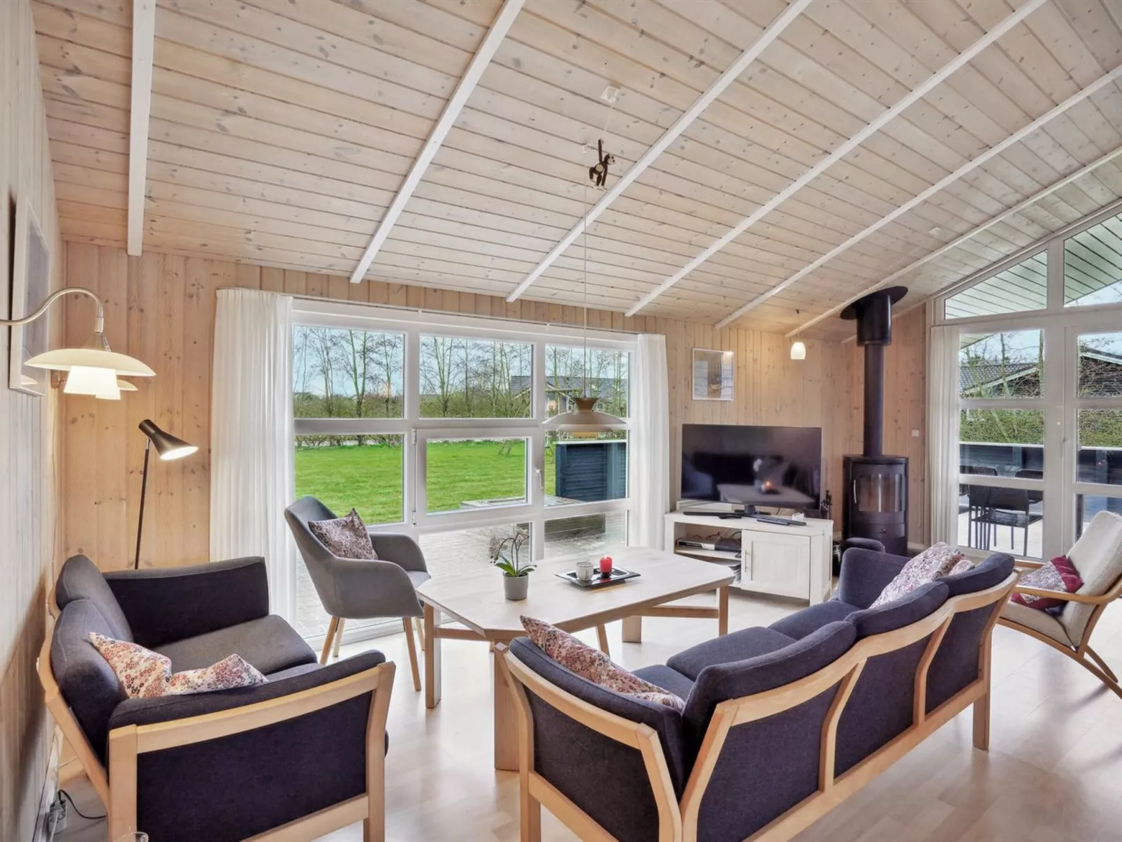 "Tinka" - 1.2km to the fjord-Inside