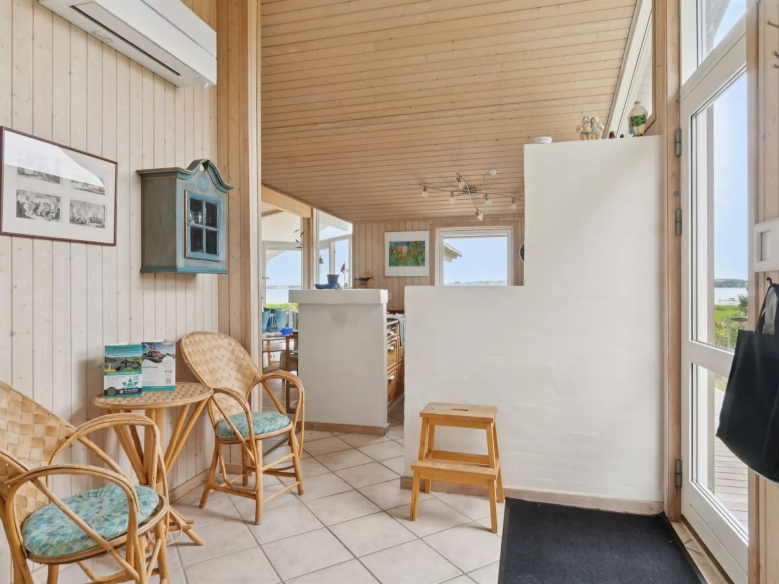 "Brunman" - 10m to the fjord-Inside