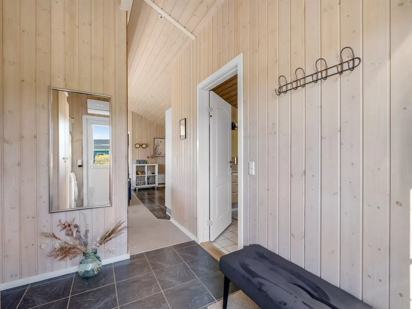 "Shalin" - 1.4km to the fjord-Dedans