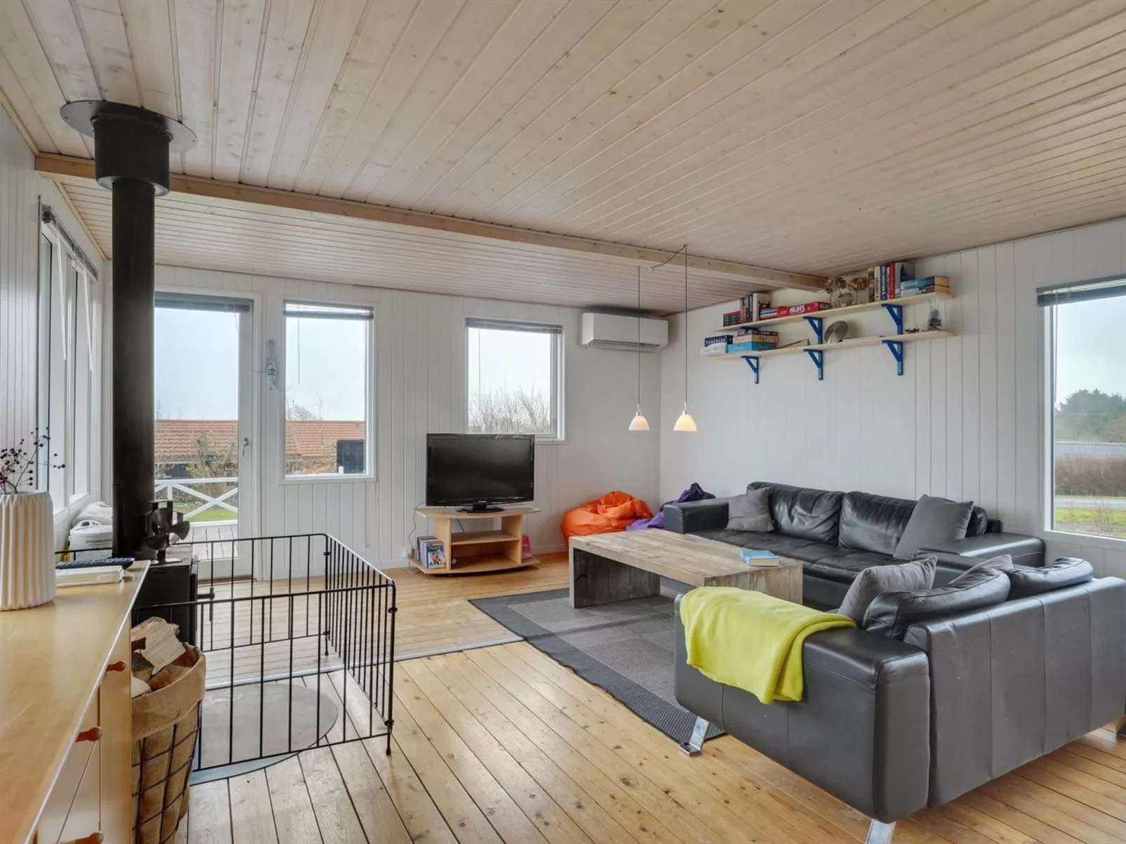 "Awer" - 300m to the fjord-Inside