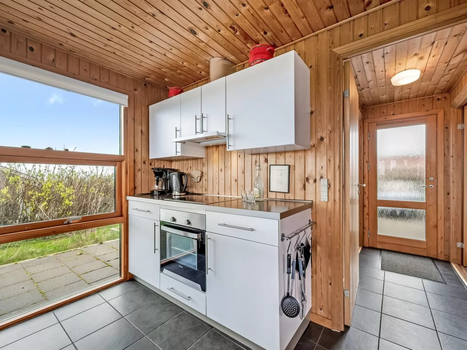 "Tanea" - 700m to the fjord-Drinnen