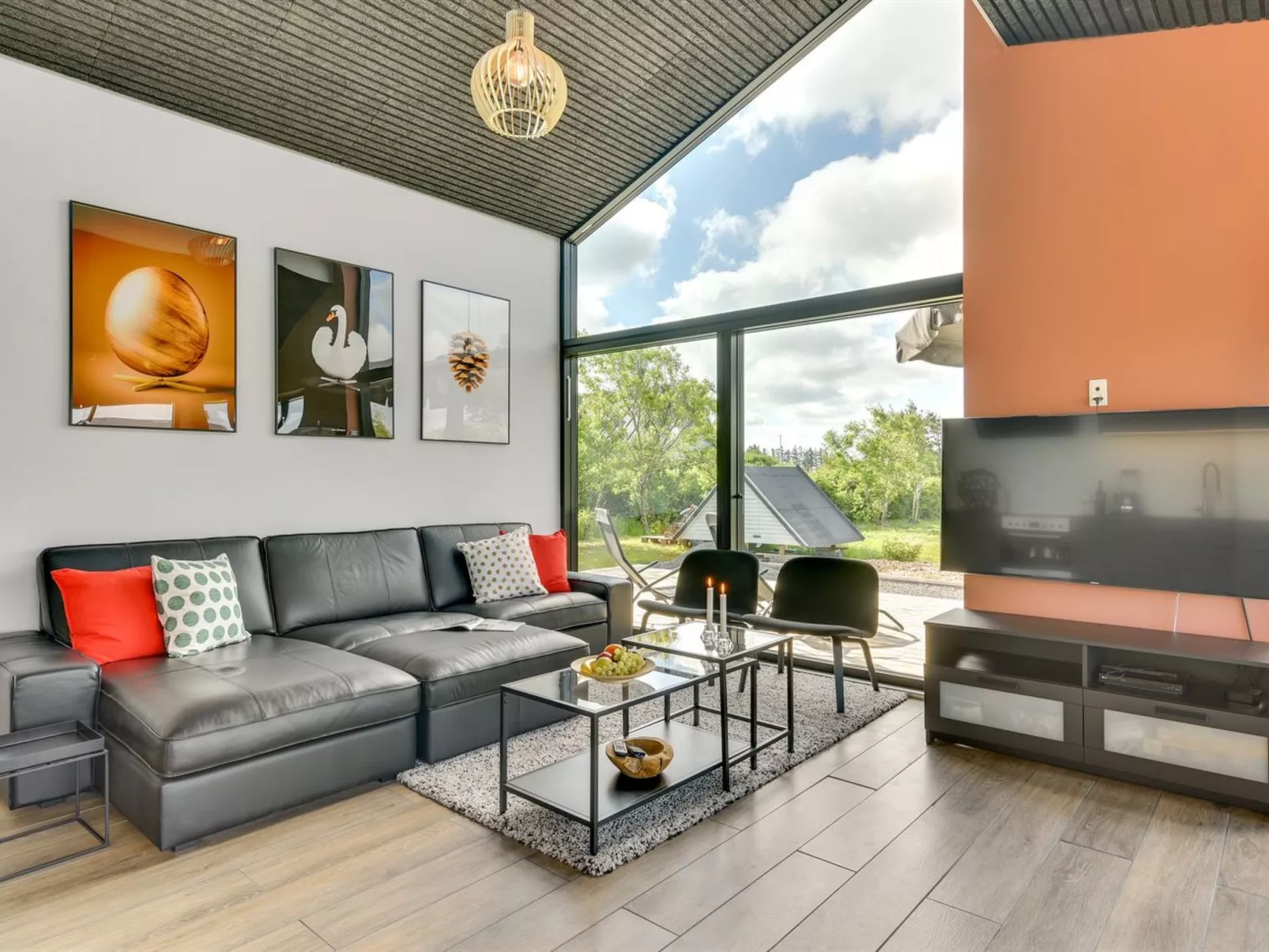 "Emilie" - 250m to the fjord-Drinnen